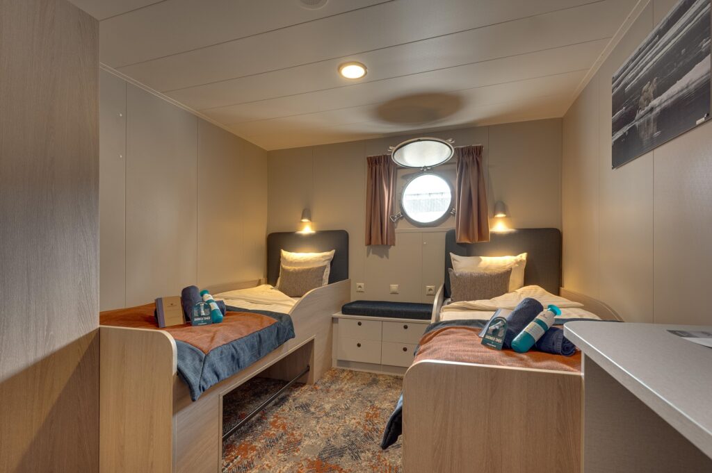 2-persoonshut met patrijspoort aan boord van de Plancius