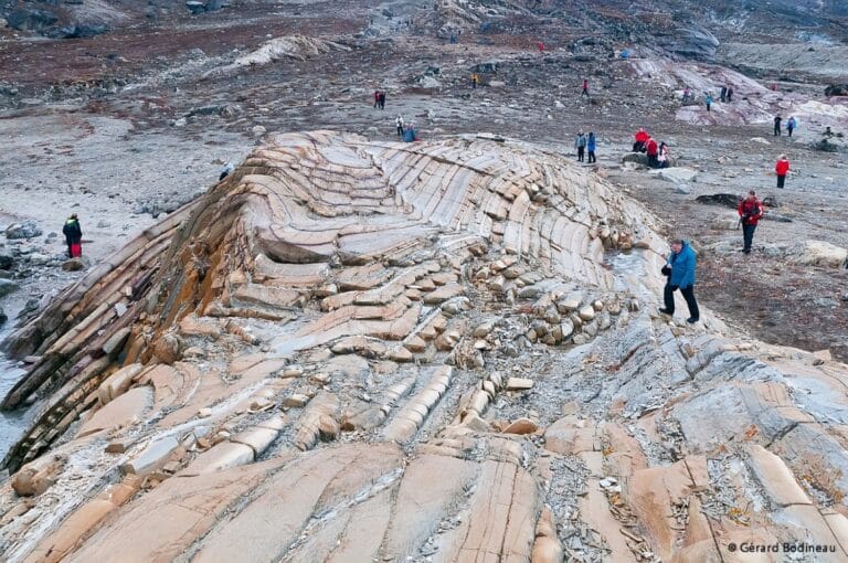 Wandelen bij de Segelsällskapet rotsen op Groenland tijdens expeditie reis
