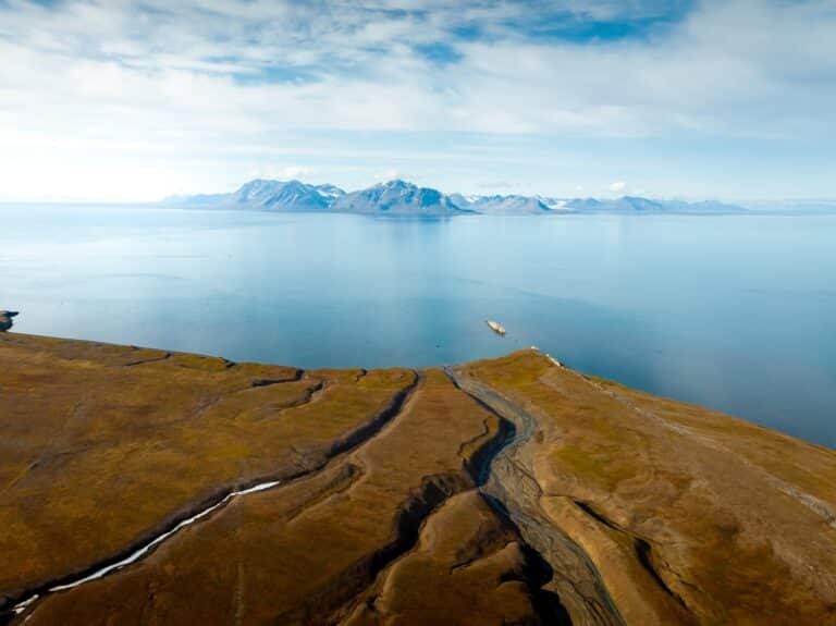 Zicht op de baai van Svalbard bij Longyearbyen