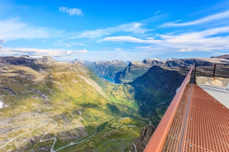 Het Trollstigen uitzichtpunt waarbij je zicht hebt over het dal met de Trollstigen weg