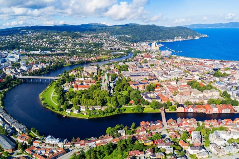 Een luchtfoto van de stad Trondheim in Noorwegen