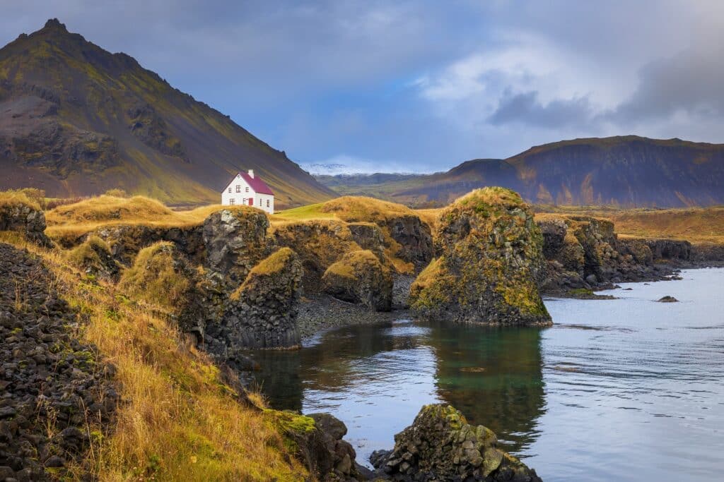 Huisje langs de kust bij Arnarstapi op Snaefellsnes, IJsland