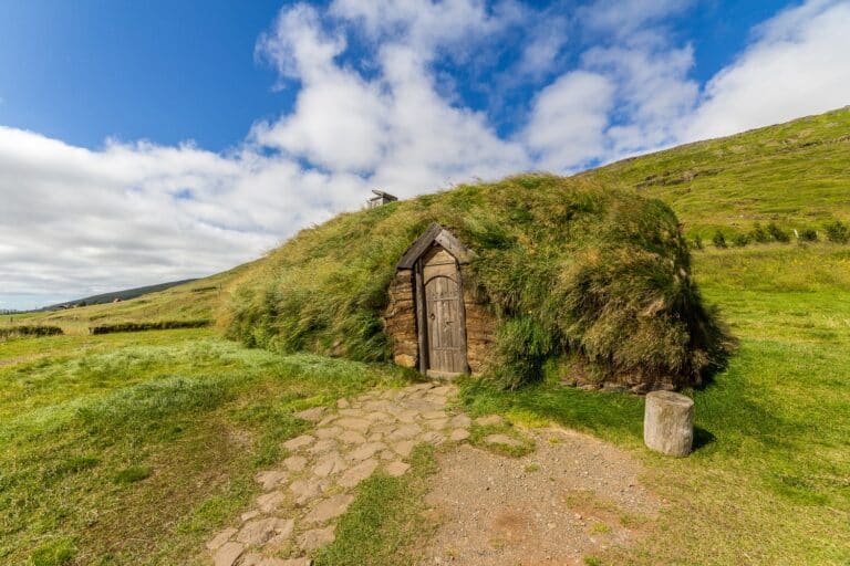 Replica van Vikingboerderij Eiriksstadir, begroeid met gras, Reykholtsdal, IJsland