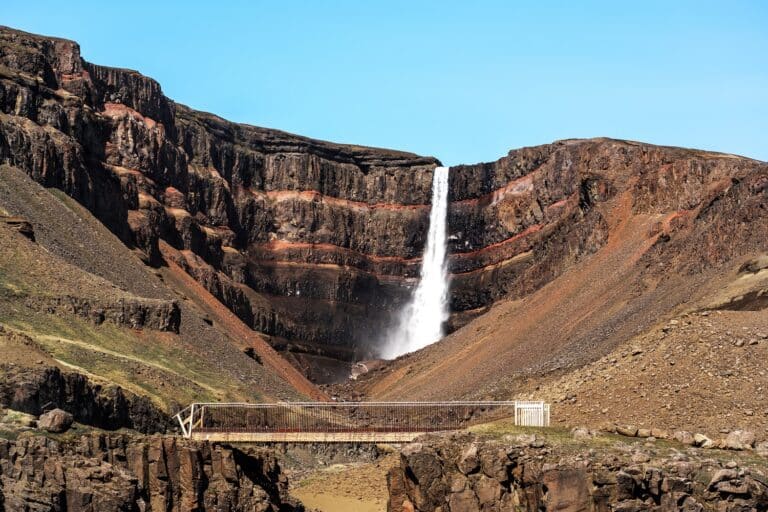 Uitzicht op Hengifoss met brug op voorgrond, Oostfjorden, IJsland