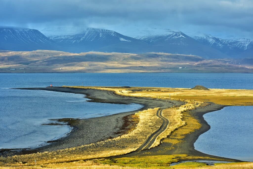 Luchtfoto van de weg langs het Hvalfjörd op IJsland