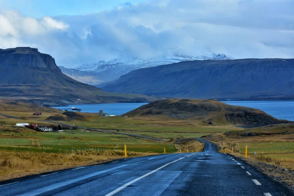 Weg op de route langs het Hvalfjörd op IJsland.
