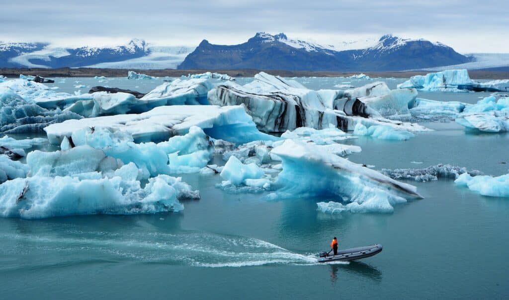 Bootje vaart door Jokulsarlon ijsbergenmeer in IJsland