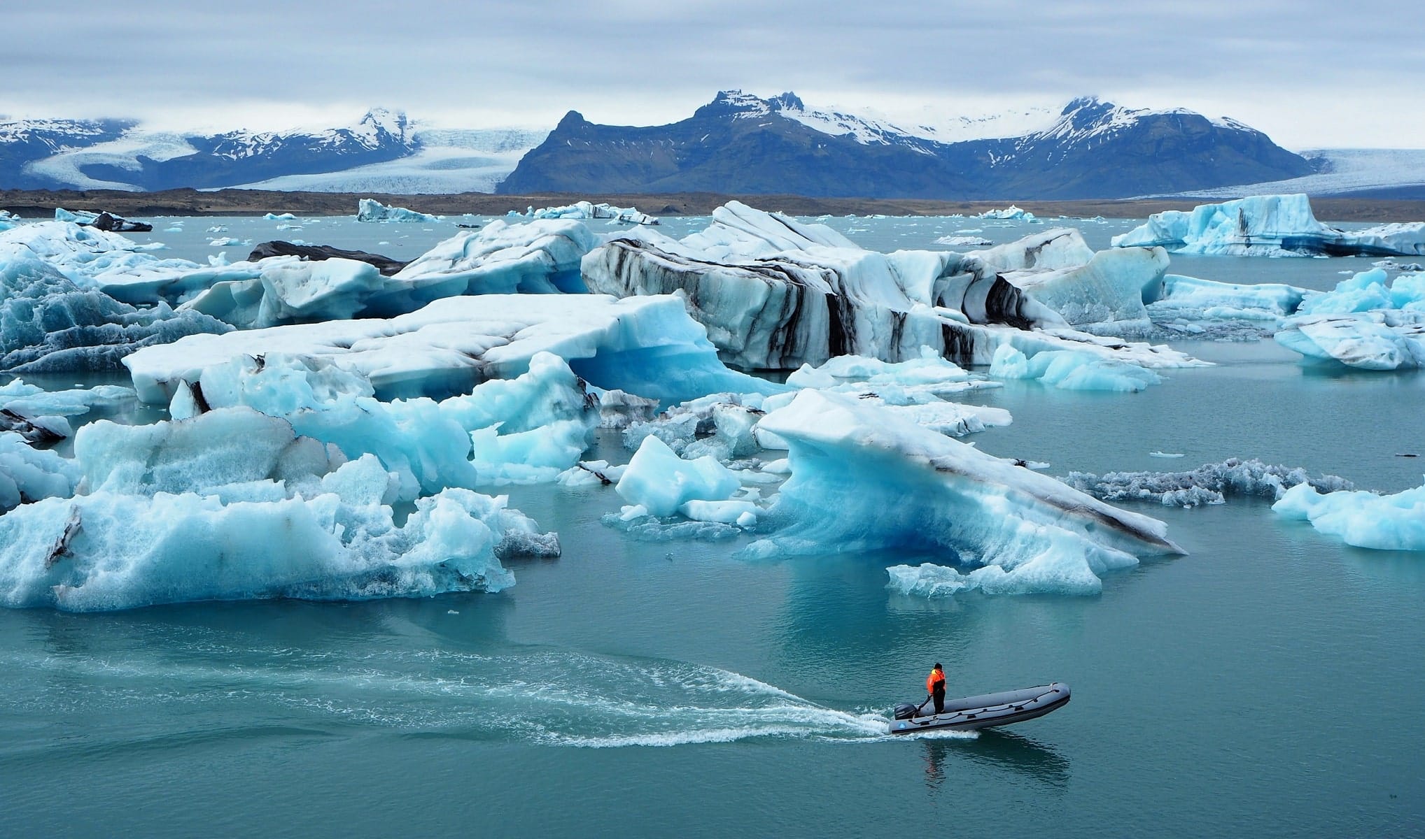 Bootje vaart door Jokulsarlon ijsbergenmeer in IJsland