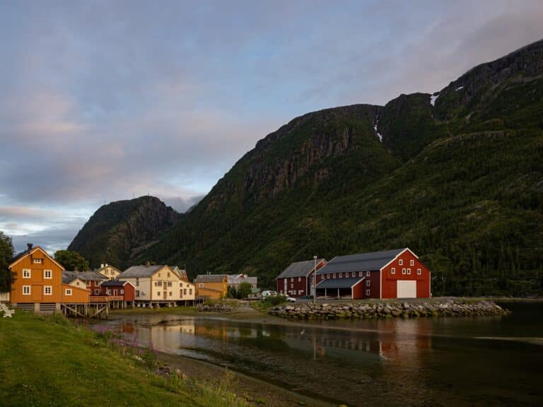 Dorp Mosjøen aan het water met gekleurde houten huizen