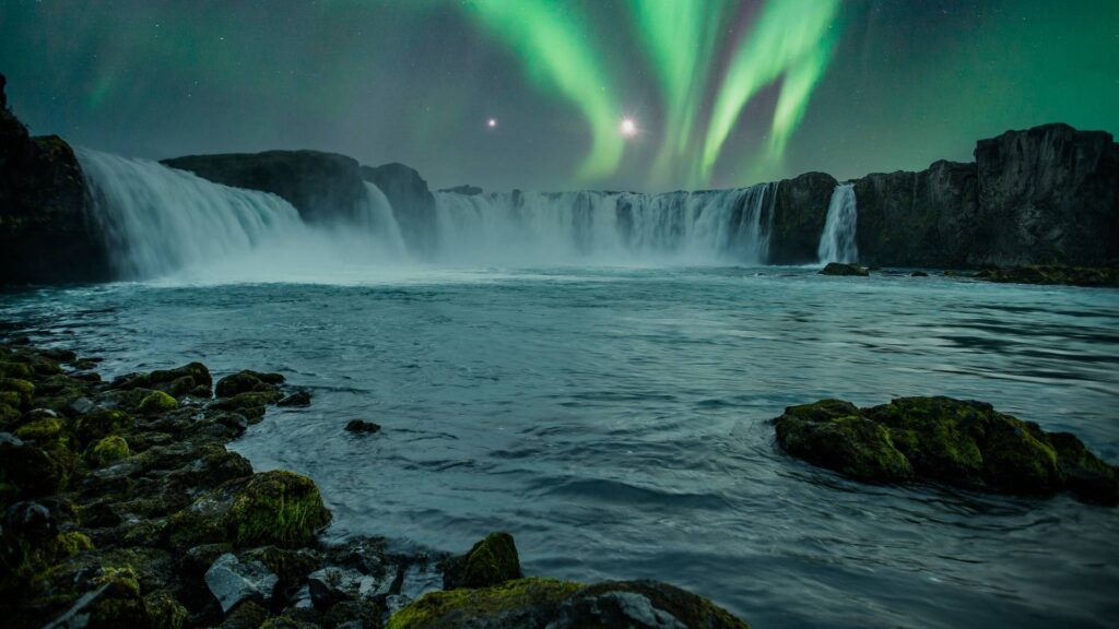 Noorderlicht boven Godafoss waterval op IJsland