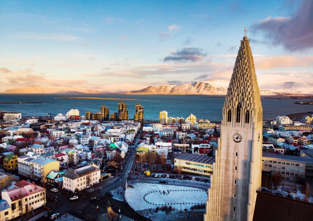 Luchtfoto van Reykjavik in de winterm met Hallgrimskirkja kerk op de voorgrond