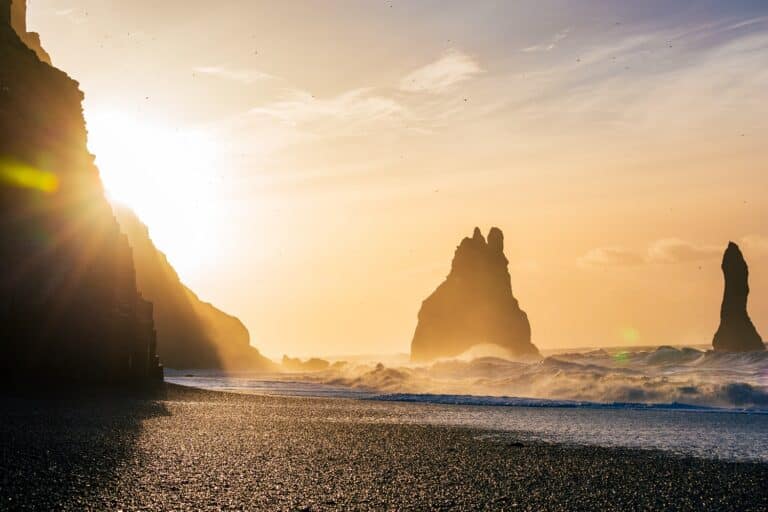 Zonsopkomst bij Reynisfjara Black Sand Beach, Vik, IJsland