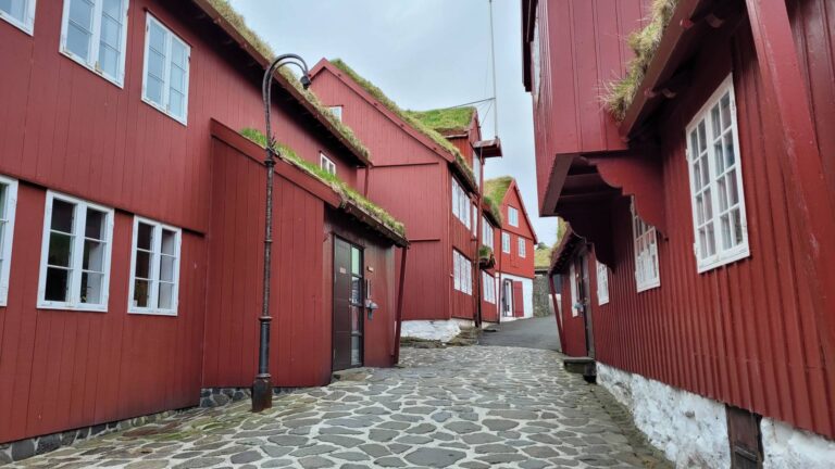 Steeg in Torshavn, Faeröer eilanden, met aan beide kanten rode huisjes.