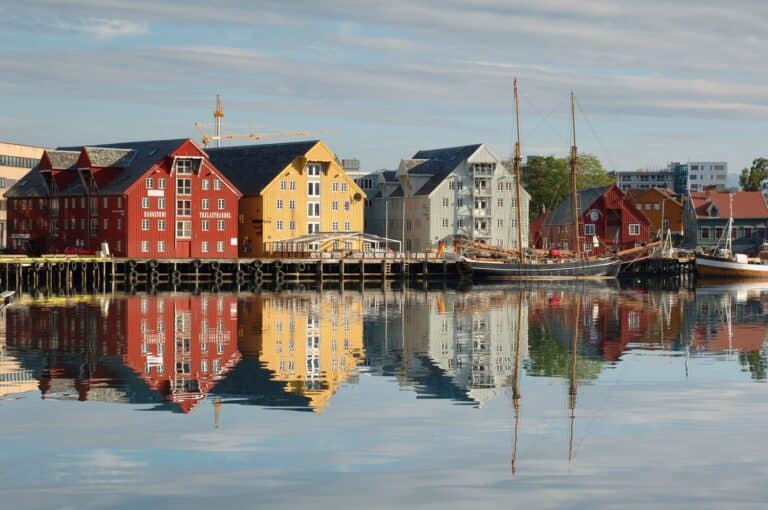 Gekleurde waarhuizen aan de haven in Tromsø