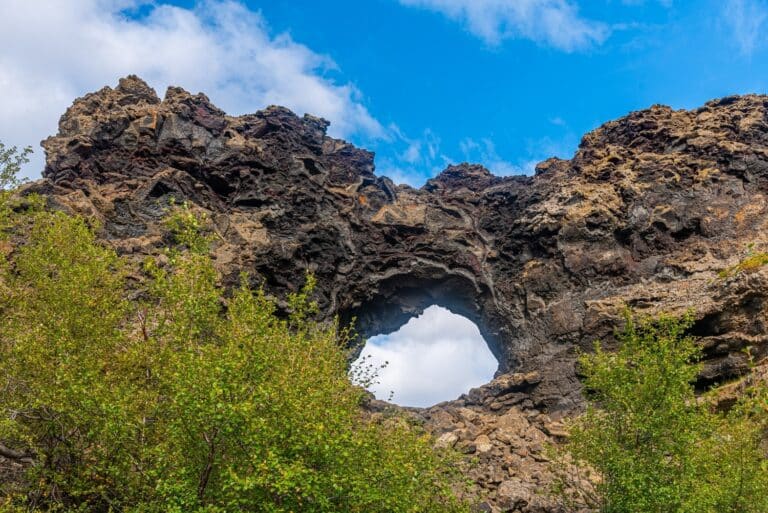 Rots met gat bij Dimmuborgir, IJsland