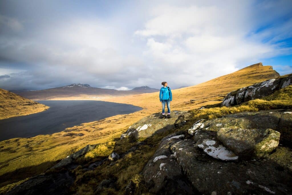 Faeröer eilanden in september met wandelaar