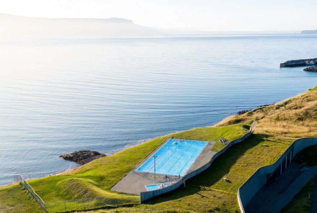 Zwemmen in zwembad Hófsos, direct aan het fjord, IJsland