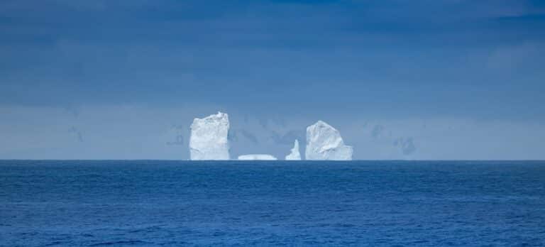 IJsbergen drijven op zee bij Drake Passage Antarctica