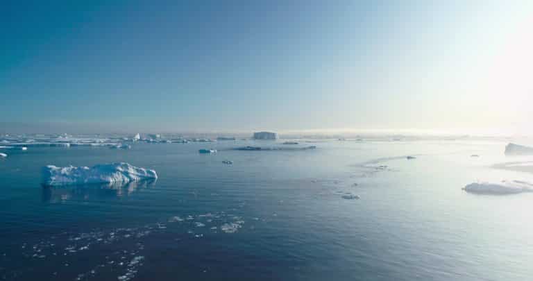 IJsbergen drijven op zee Antarctica