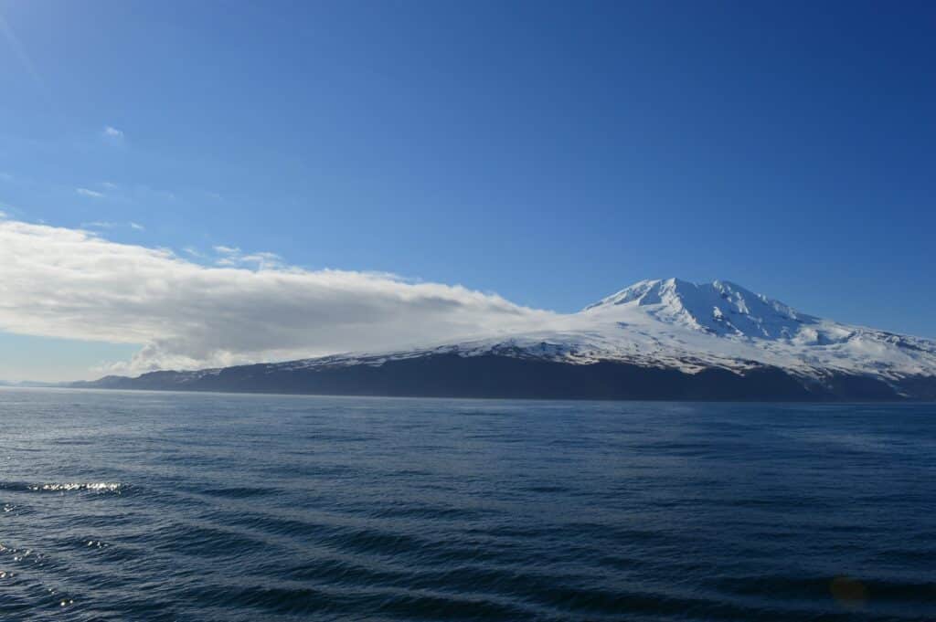 Contouren van Jan Mayen vanaf zee