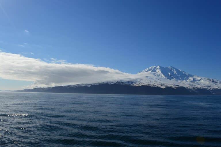 Contouren van Jan Mayen vanaf zee