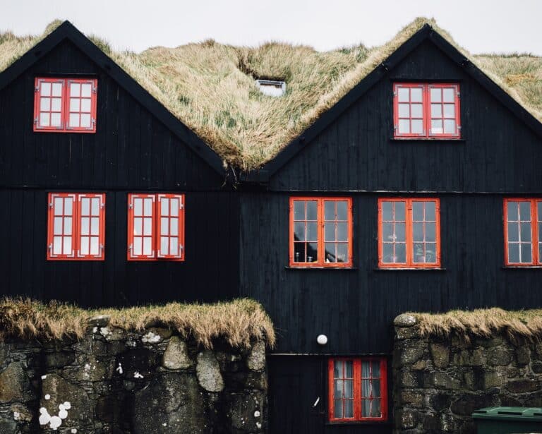 Zwarte huizen met grasdak, Kirkjubuor, Faeröer eilanden