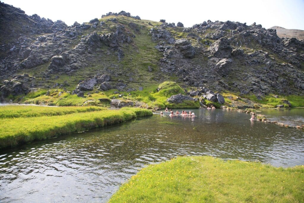 Baden in de warme beek bij Landmannalaugar, IJsland