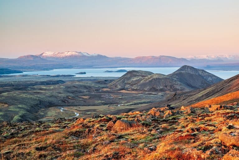 Avondzon bij Hveragerdi, uitzicht over Thingvallavatn, herfst in IJsland