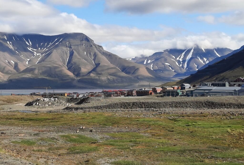Overzicht Longyearbyen op Spitsbergen in de zomer