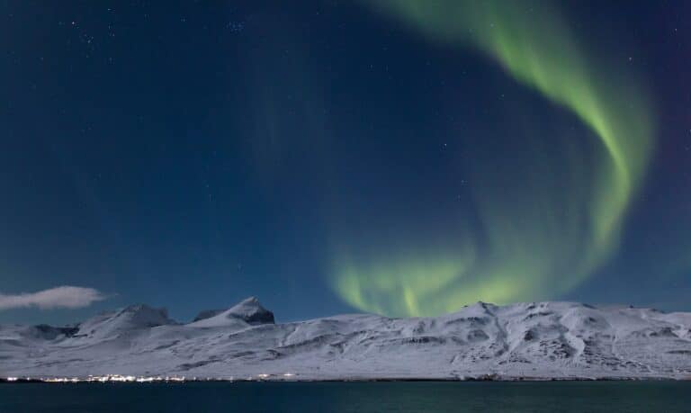 Noorderlicht in winter in Bargarfj:ordur Eystri, Oost-IJsland