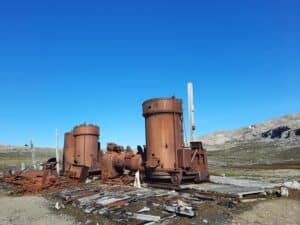 Overblijfselen van een marmermijn bij Blomstradhalvoya op Spitsbergen