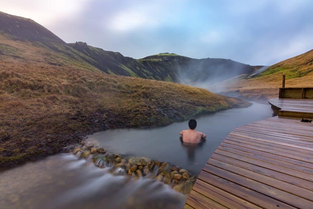 Baden in de warme beek in het Reykjadalur bij Hveragerdi, IJsland