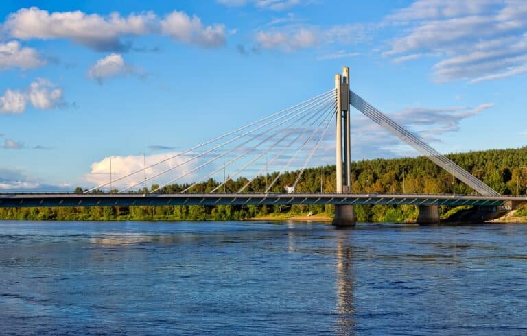 Zicht op de brug over het water bij Rovaniemi, op een zonnige dag