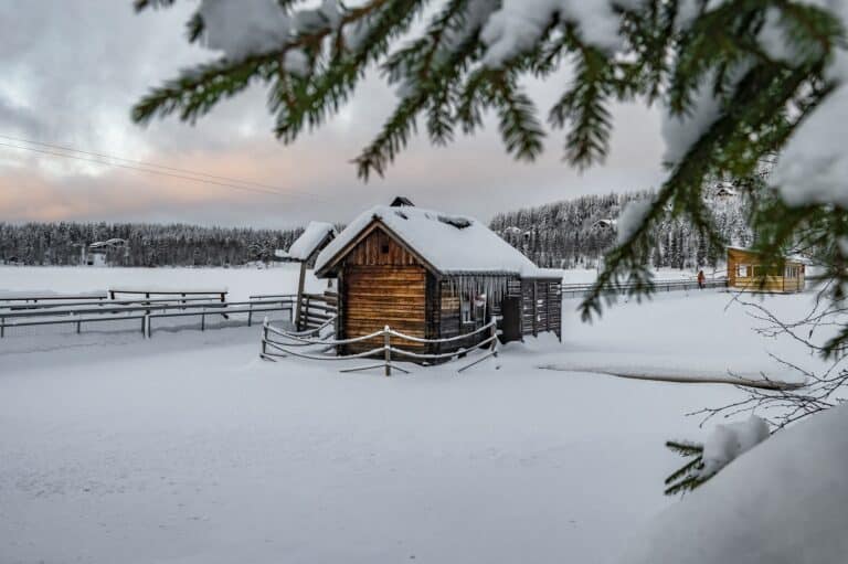 Smoke Sauna bij bevroren meer Ukkohalla