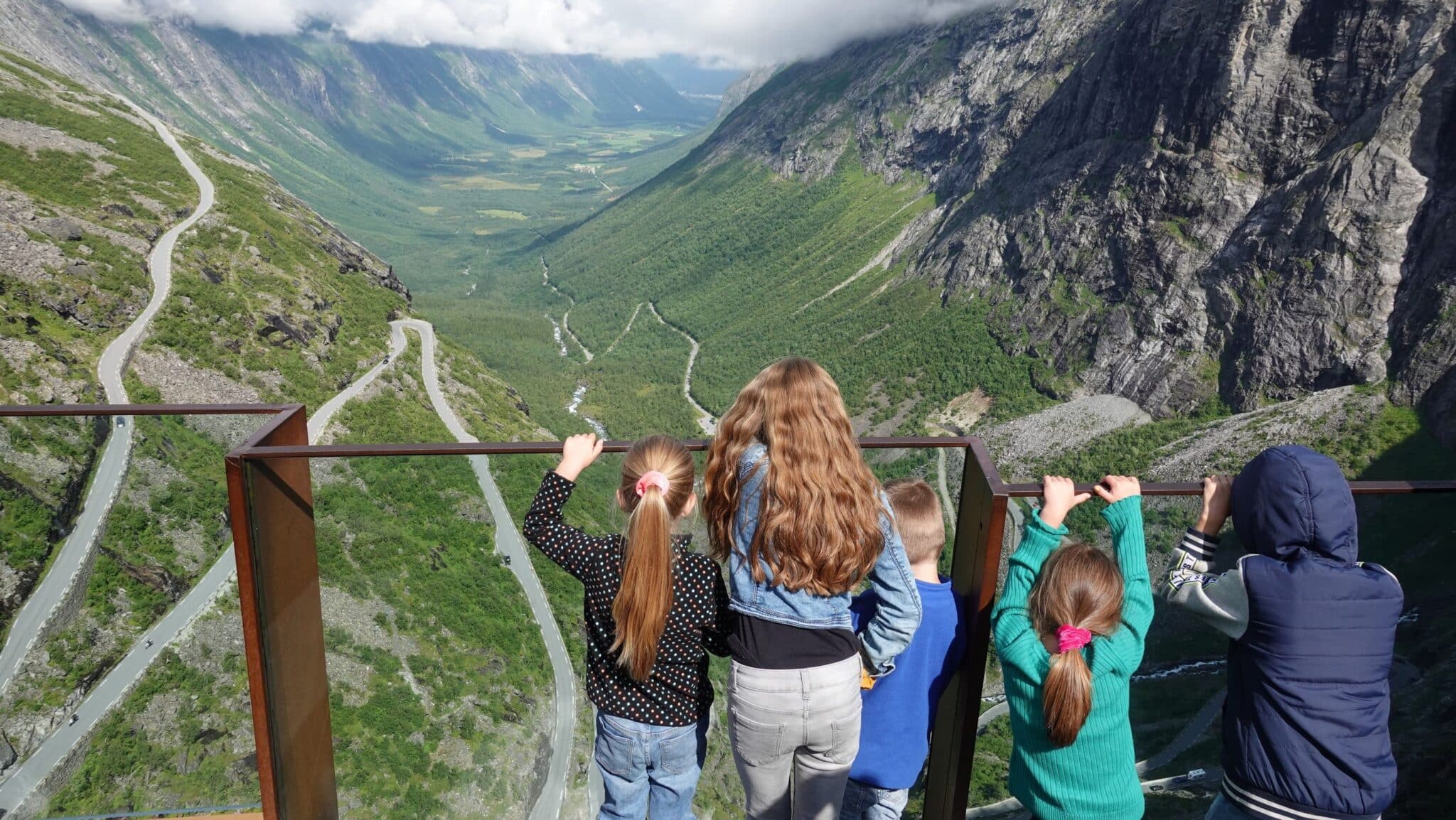 Kinderen kijken uit over Trollstigen in Noorwegen.