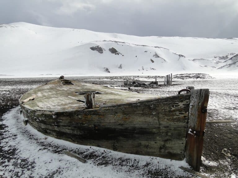 Oude boot bij Whalers Bay Deception Island Antarctica