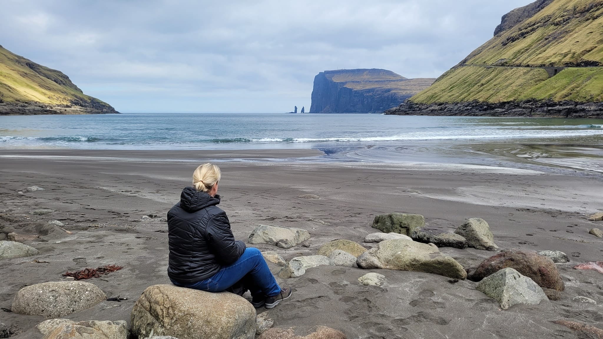 Genieten van het uitzicht vanaf het strand van Tjørnuvik.