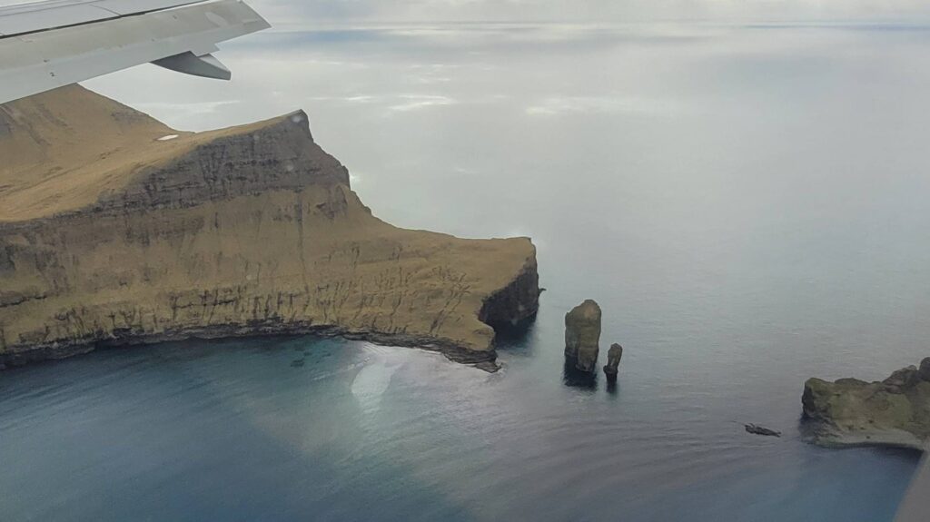 Uitzicht vanuit het vliegtuig op de Faeröer eilanden.