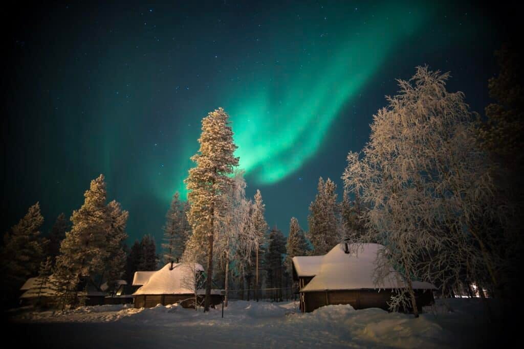Aurora Village, Fins Lapland: twee glazen iglo's met noorderlicht erboven