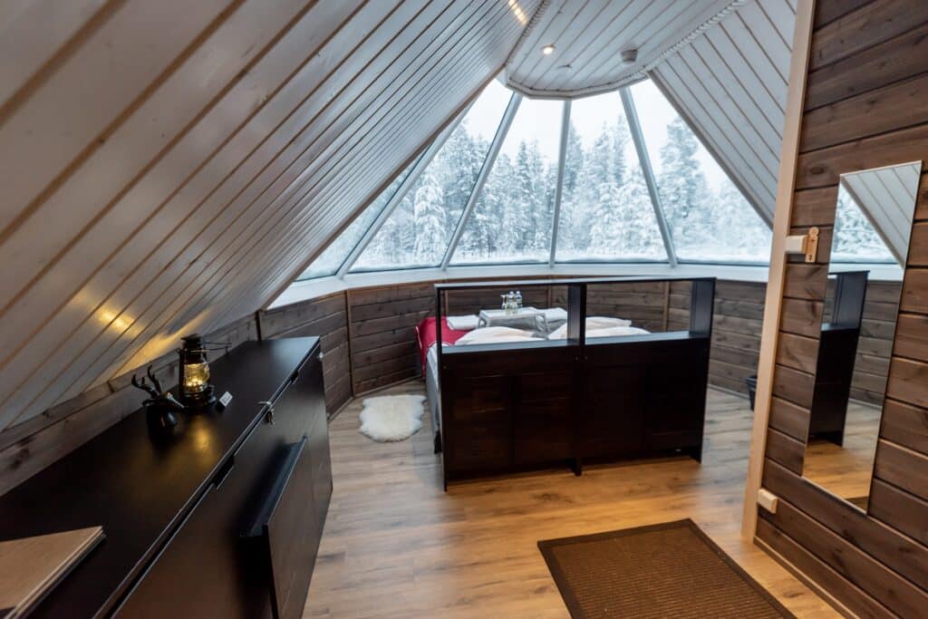 Het interieur van een glazen iglo van Aurora Village Ivalo, Lapland, Finland