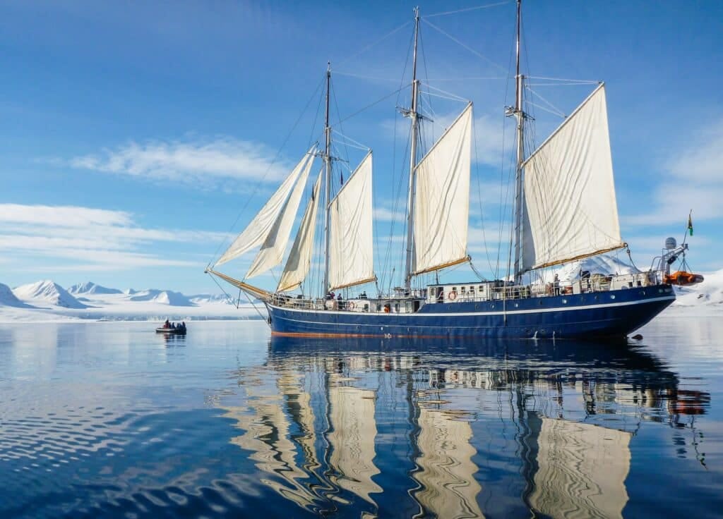 Zeilschip Rembrandt van Rijn ligt voor ijsschotsen op Spitsbergen
