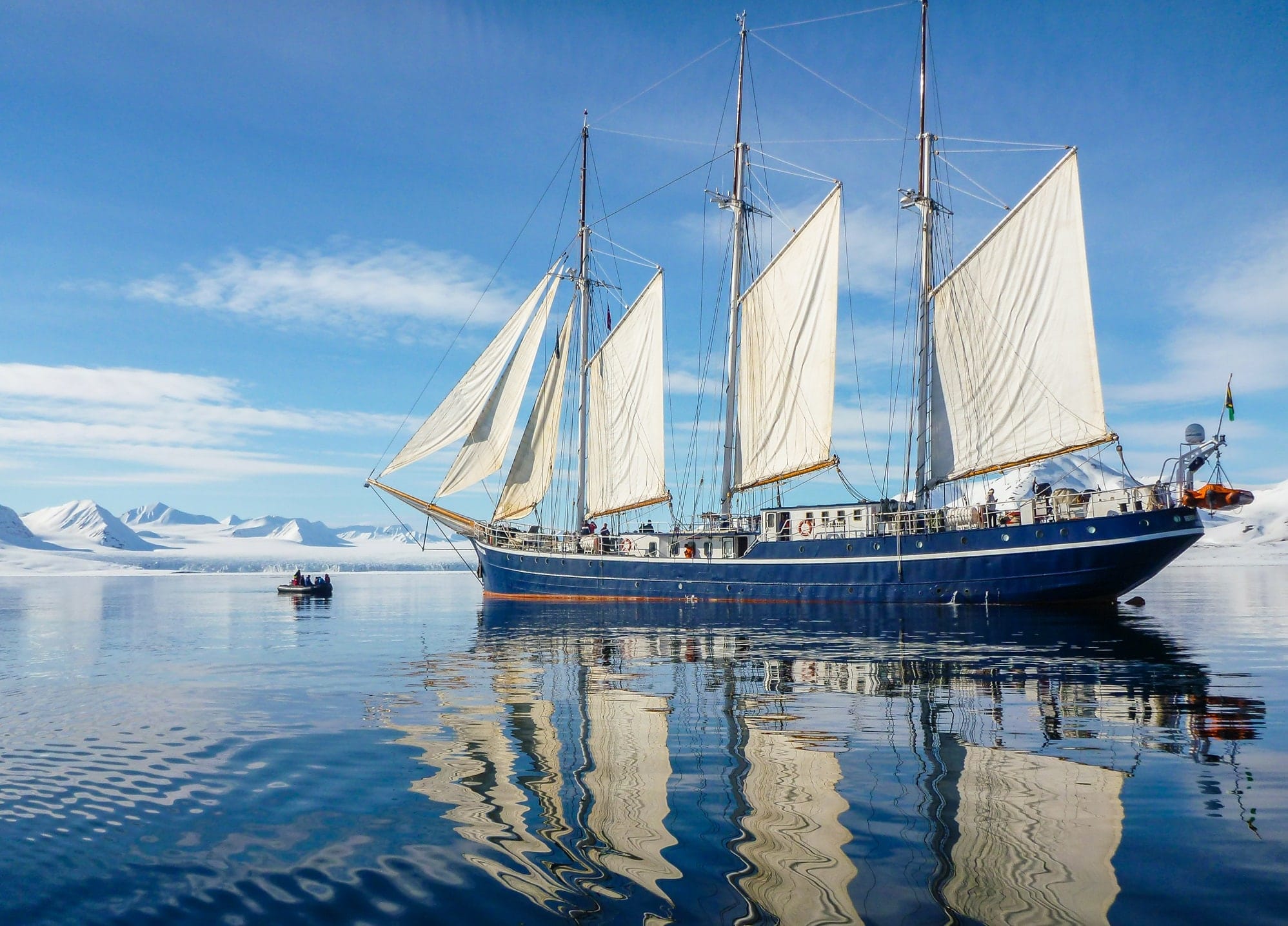 Zeilschip Rembrandt van Rijn ligt voor ijsschotsen op Spitsbergen