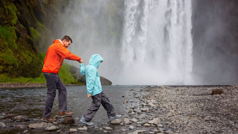 Vader en kind bij Skogafoss waterval