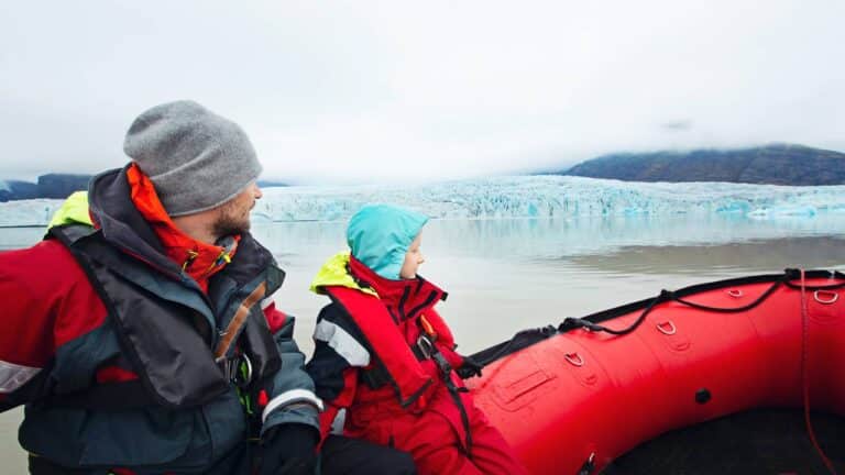 Ouder en kind in zodiac, ijsbergenmeer, IJsland