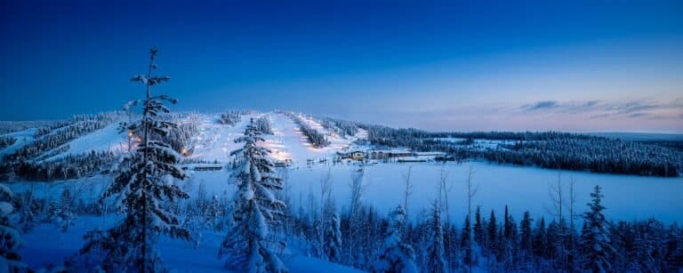 zicht op Ukkohalla resort en piste bij avond