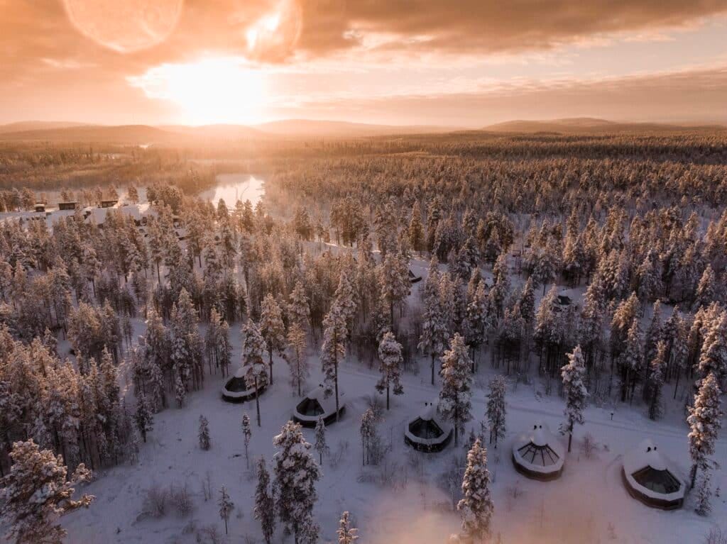 Luchtfoto Aurora Village bij zonsondergang, Lapland Finland