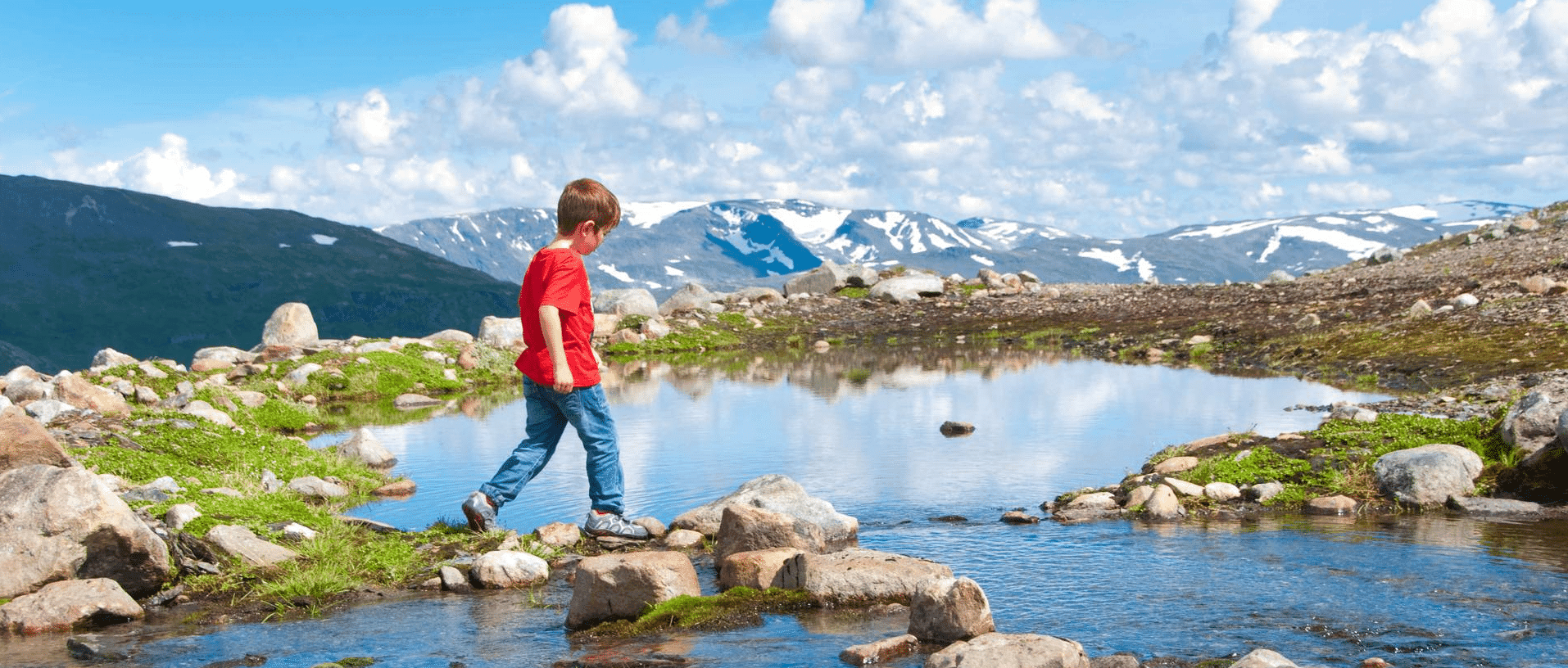 Tiener wandelend door Noors berglandschap
