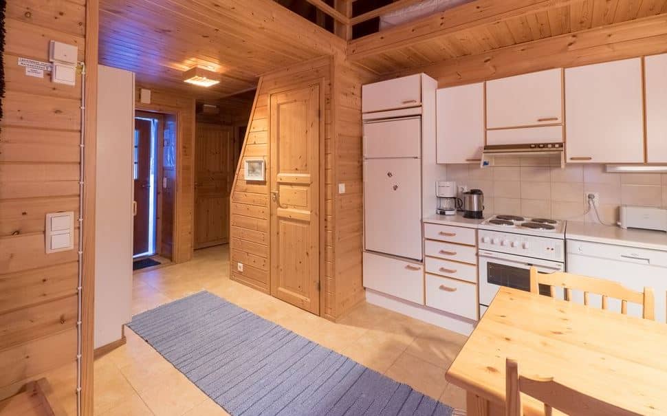 De keuken en eetruimte van een vakantiehuisje bij Jeris Lakeside Resort in Finland