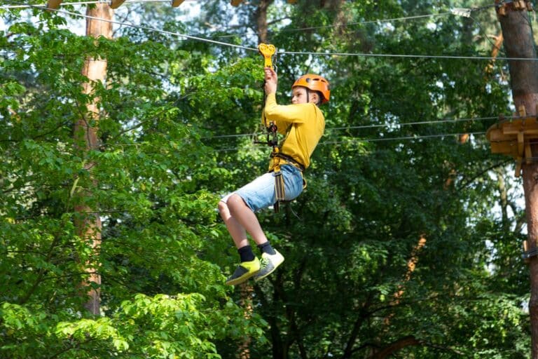 Kind in klimbos naar beneden tokkelen