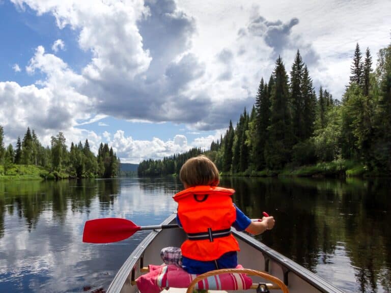 Kanoën met een kind over Fins meer
